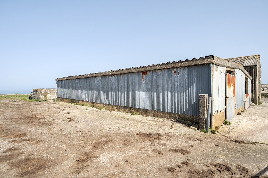 Lot: 3 - COMPLEX OF GRANITE BARNS, DUTCH BARN, CATTLE SHED FARMYARD AND LAND WITH POTENTIAL - Agricultural shed
